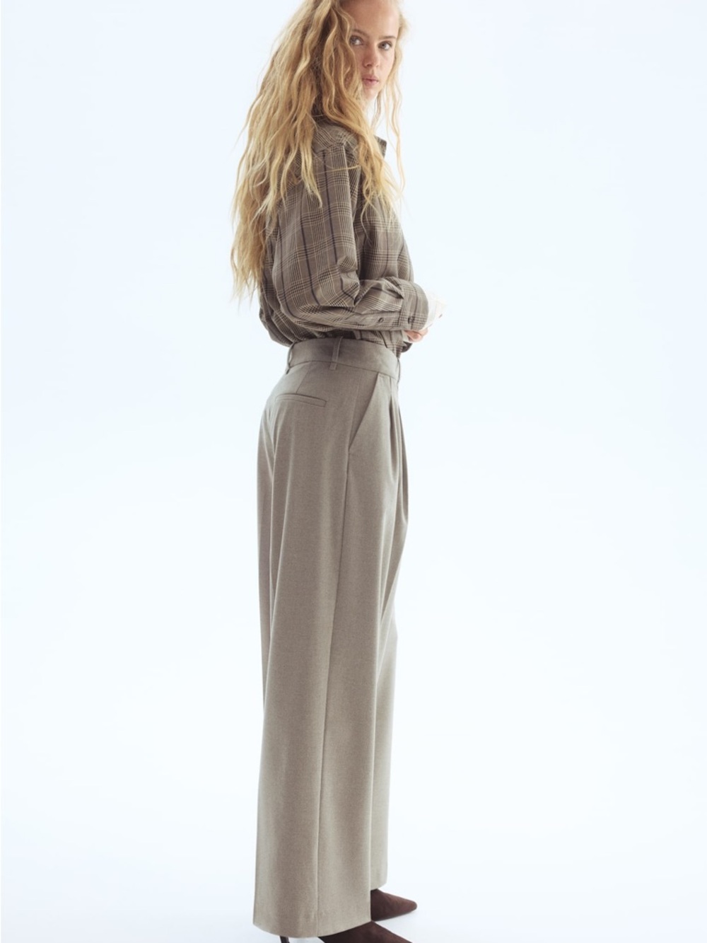 H&M Classic Wide-Leg Trousers in Light Taupe - Women - Picture 3 of 16